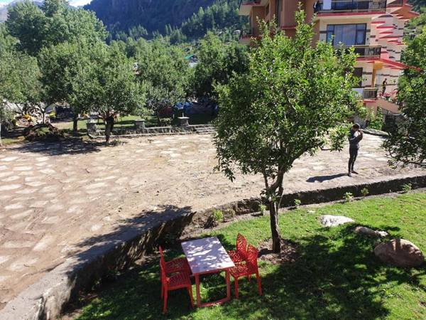 The Husky Lodge And Cafe