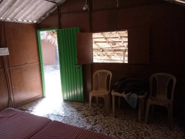 Castello's Coco Huts