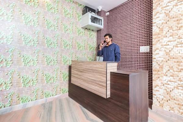 OYO Flagship 70748 The Velvet Chinhat Tiraha