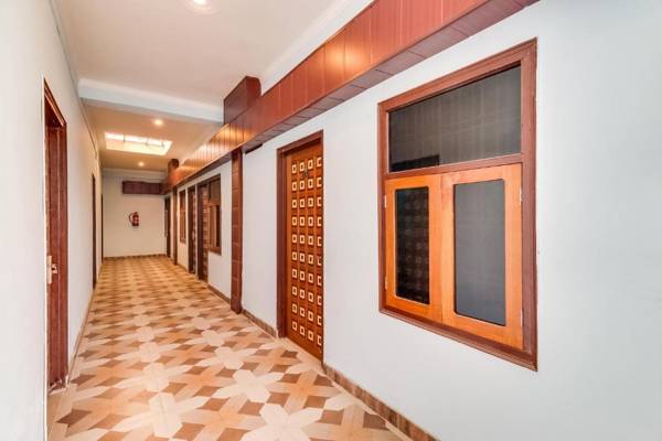 OYO Flagship 70748 The Velvet Chinhat Tiraha