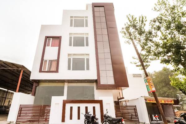 Capital O 68242 Gayatri Palace