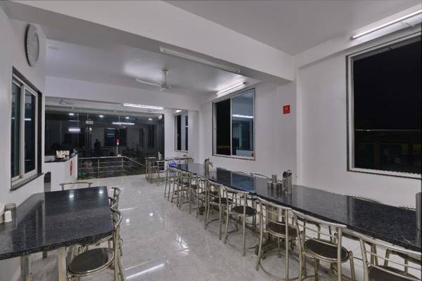 Capital O 71618 Hotel Reech