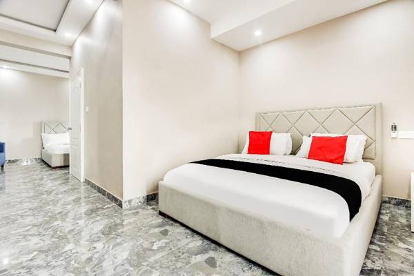 Capital O 71618 Hotel Reech