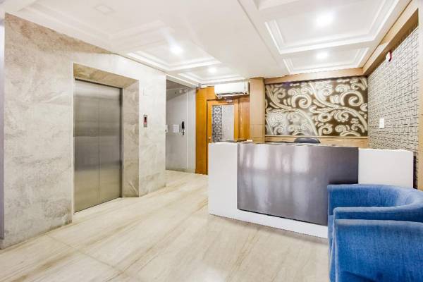 Capital O 71618 Hotel Reech