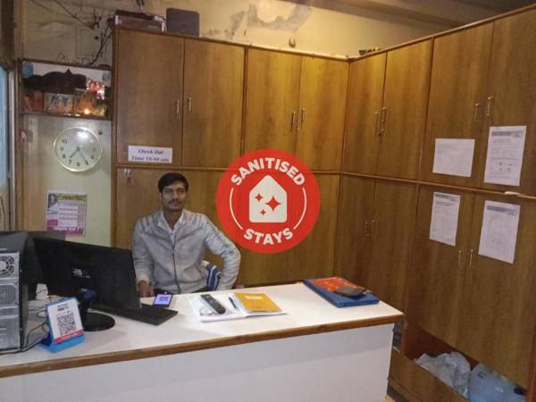 OYO 86469 Mahadev Hotel