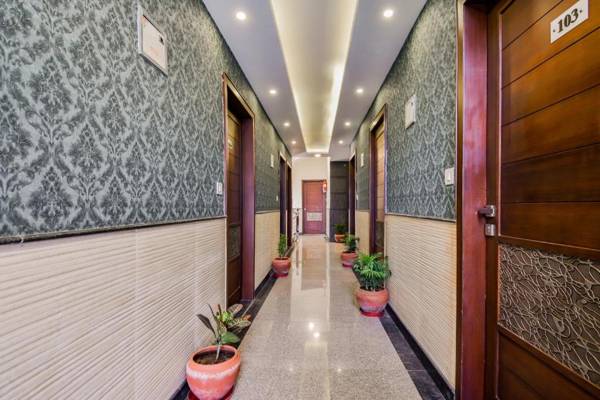 OYO 69690 Hotel Green Wood