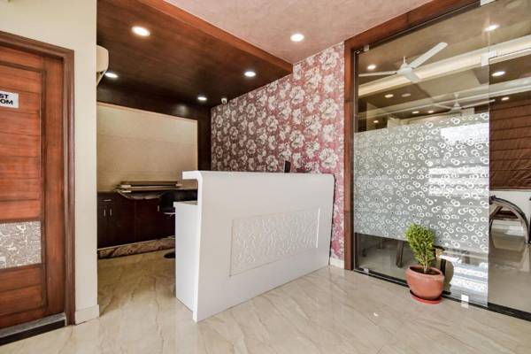 OYO 69690 Hotel Green Wood