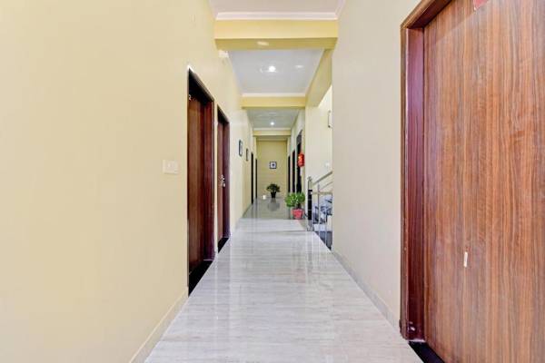 OYO Collection O 83225 Hotel Shri Ganesh