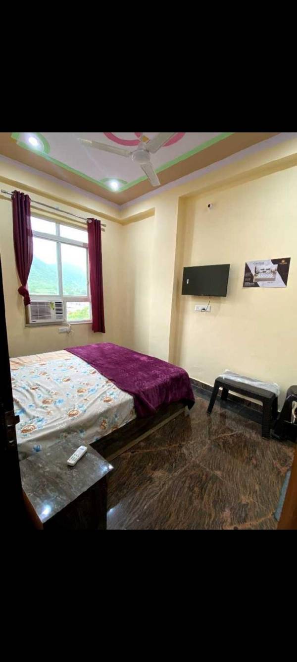 POP 91704 Hotel Holiday Palace