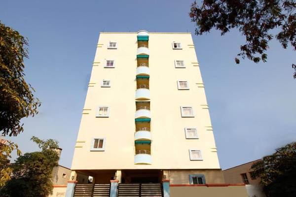 OYO 30151 Golden Hive