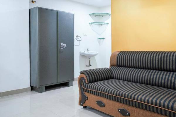 OYO 68404 Sa Thirumala Residency