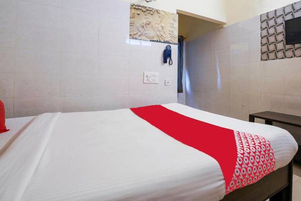 OYO 69076 Hotel Sweekar