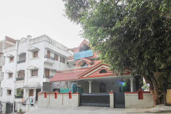 OYO 70743 Hotel White House Silverkey