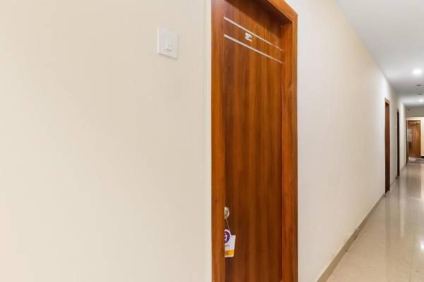 OYO 68894 Bommarillu Residency