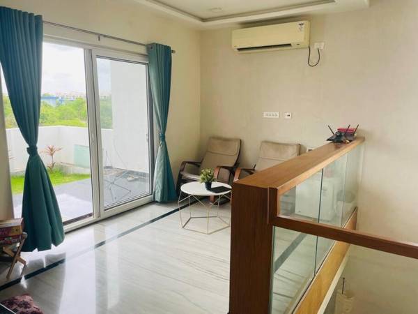 Modern Holiday Home with 5 Bedrooms