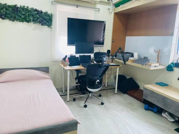 Workspace - Modern Holiday Home with 5 Bedrooms