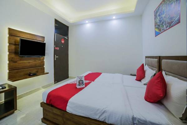 Collection O 12918 Palm Avenue