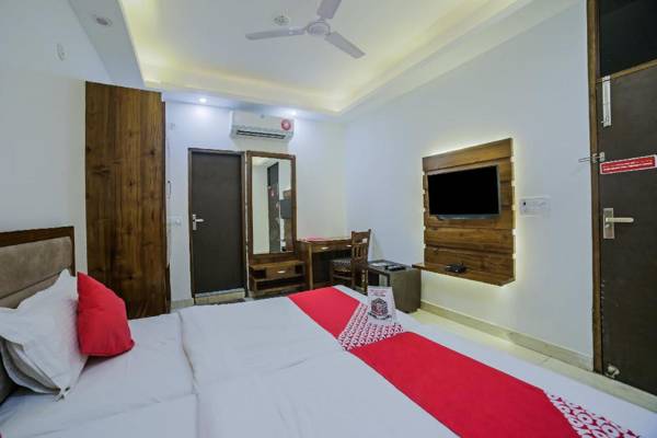 Collection O 12918 Palm Avenue