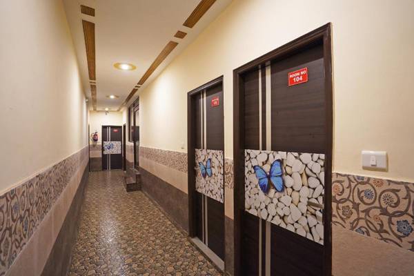 OYO 46922 Qlark White Palace