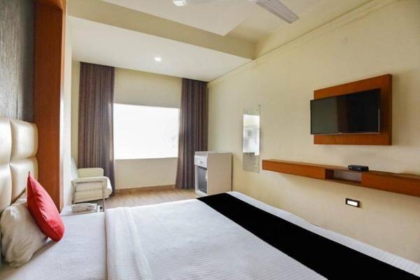 Collection O 68037 Comfort Residency near Medanta Hospital