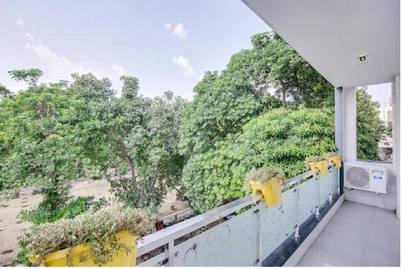 NUAB House - Near Fortis MAX MEDANTA Paras Hospitals and HUDA Metro