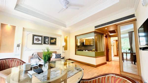 BluO 1BHK - DLF Galleria - BathTub Balcony Suite