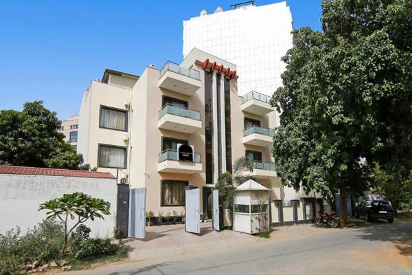 Townhouse OAK Birdhouse Residency