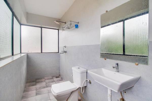 OYO 90775 Palm & Sands Resort