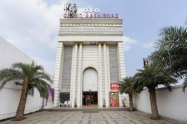 Capital O 71643 Grand Aashirwad