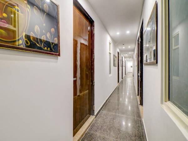 Collection O 79953 Rose Inn