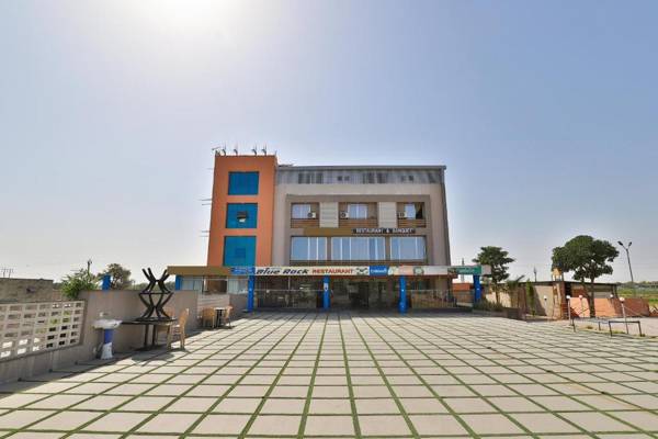 OYO 35982 Hotel Blue Rock