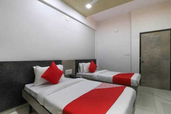 OYO 49471 Hotel Cm Palace