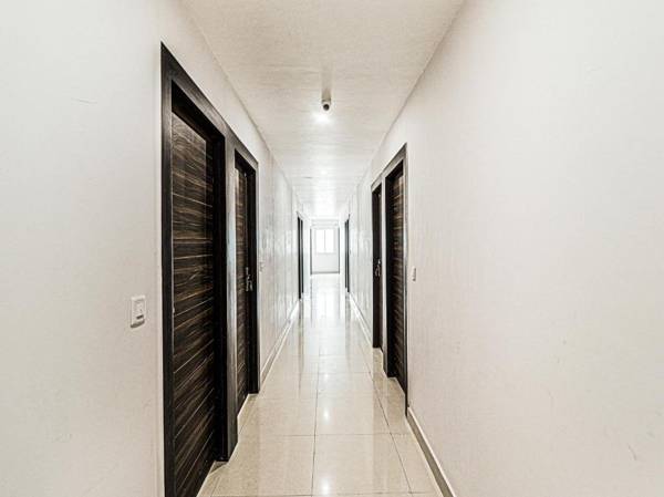 Collection O 83669 Oak Wood Inn