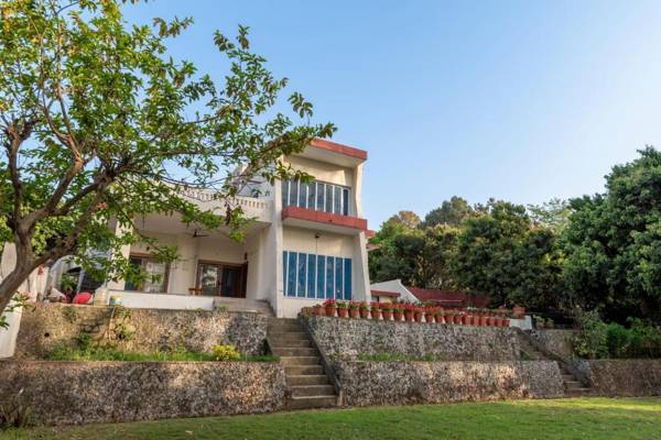 Ivory Villa 3bhk w Garden view and WiFi by Roamhome