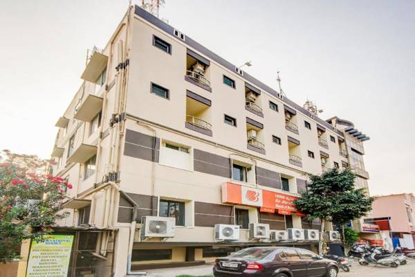 OYO 79562 Royal Residency