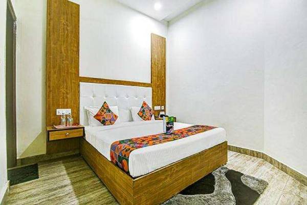 OYO 83335 Hotel Lazeeno