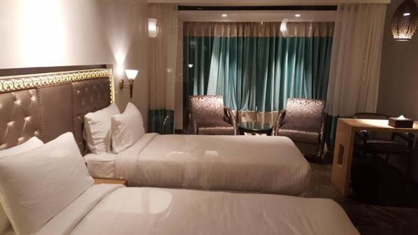 Peninsula Redpine-Airport