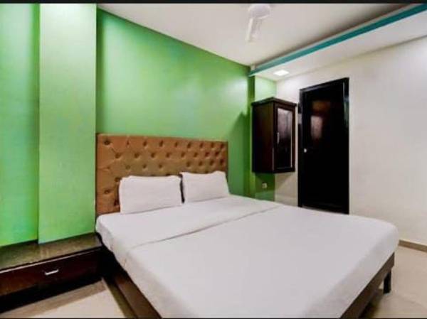 OYO 80898 The Om Sai Residency