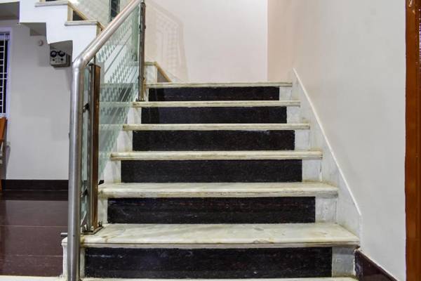 OYO 70584 Laxmi Niwas