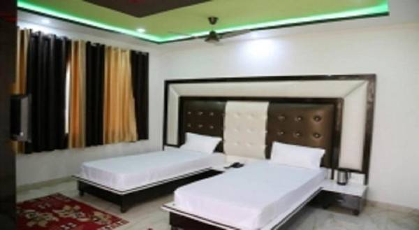 Hotel Dhanraj Palace