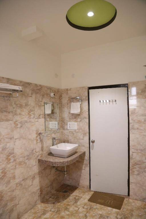 Hotel Dhanraj Palace