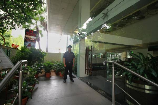 Monarch Luxur - Infantry Road