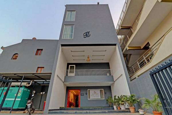 Capital O 79741 Royal Encore