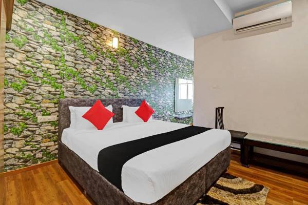 OYO 81386 Dhanvitha Suites