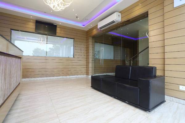OYO 18774 Utwo Hotel