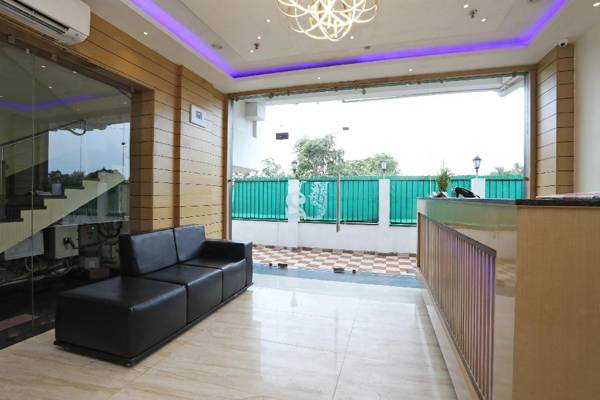 OYO 18774 Utwo Hotel