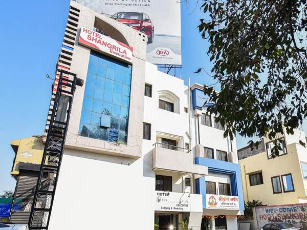 OYO 61768 Shangrila Executiv