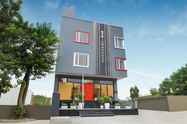 OYO Townhouse 231 Golden Avenue Road