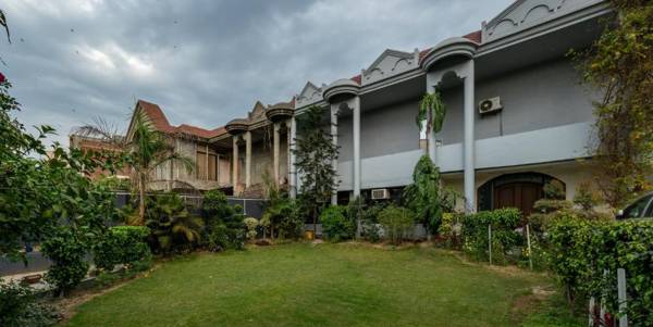 De Manora Homes - Unpretentious hotel with a garden  posh area Ranjit Avenue