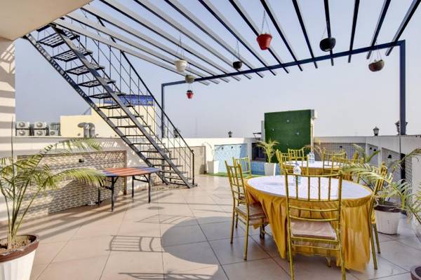 Capital O ASR434 Hotel Golden Feather